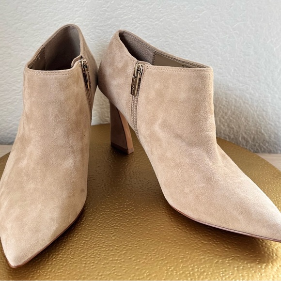 Vince Camuto Tan Suede Heeled Boots. Size 8 - Picture 4 of 11